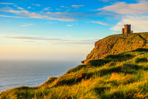 klippen von moher bei sonnenuntergang in co..  clare, irland - republic of ireland cliffs of moher panoramic cliff stock-fotos und bilder