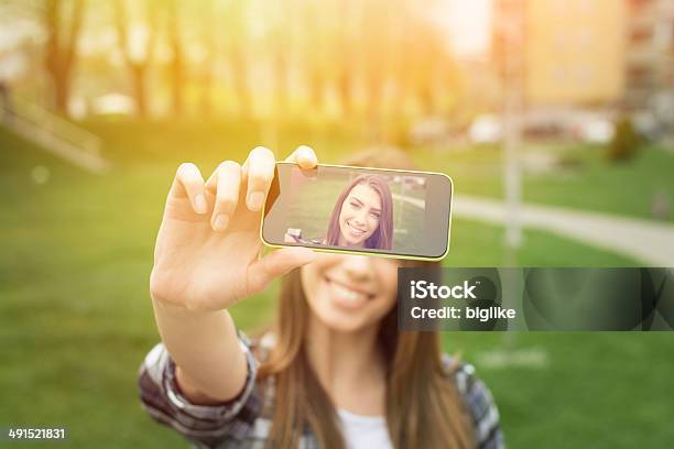 Hermosa Joven Mujer Tomando Un Autorretrato Con Teléfono Foto de stock y más banco de imágenes de Adolescente