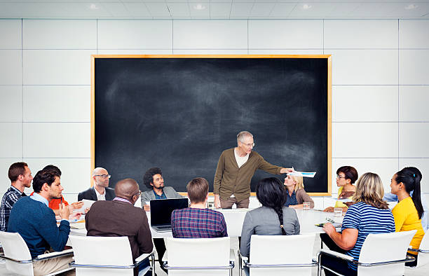 wielu etnicznych studentów zgromadzone wokół profesor - meeting community board room leadership zdjęcia i obrazy z banku zdjęć