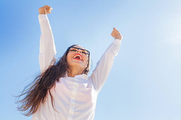 幸せなビジネスの女性のストリート rised 手に - jumping business women dancing ストックフォトと画像