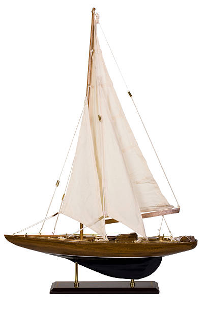 gros plan d'un jouet voilier - nautical vessel isolated toy boat wood photos et images de collection