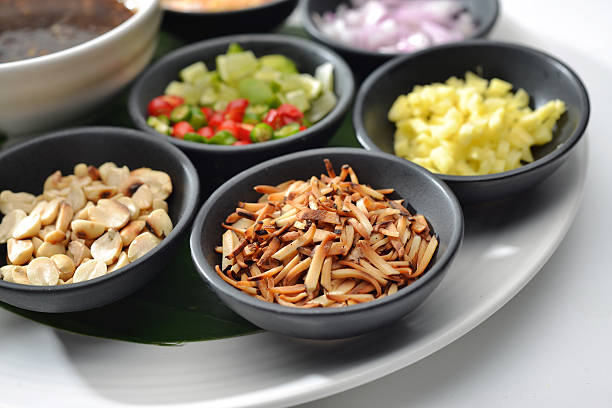 タイ料理にくるまるリーブズには、多くのスパイスが効いたチリソース - thai culture food ingredient set ストックフォトと画像