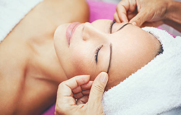 フェイシャルトリートメントでは、美容サロン。 - massaging beautician beauty treatment facial massage ストックフォトと画像