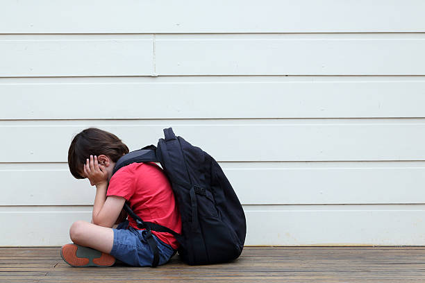 Triste niño - foto de stock