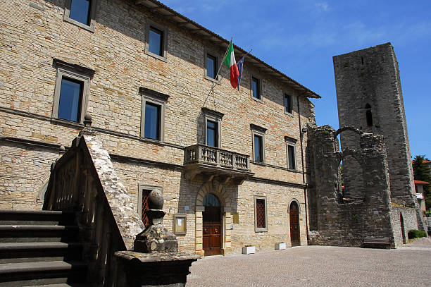 pietralunga 市庁舎、ロンバード城、umbria - carole lombard ストックフォトと画像