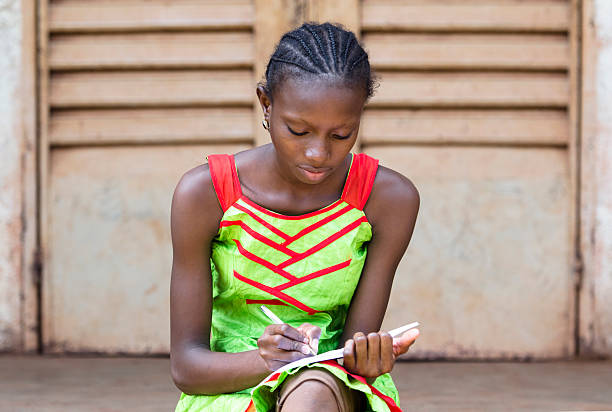 deslumbrante preto menina adolescente educação símbolo metaphore retrato de fundo de arte - education blackboard africa youth culture imagens e fotografias de stock