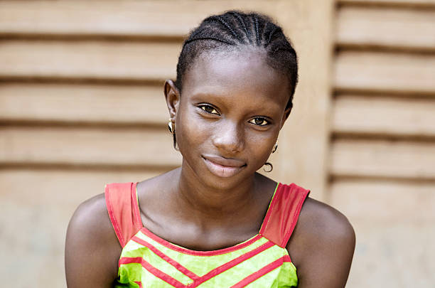 見事なアフリカン黒の 10 代の少女のポートレートスタイルの環境とシンボル - candid women portrait human face ストックフォトと画像
