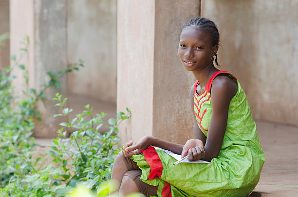 deslumbrante escola menina sentada nos degraus (educação símbolo - education blackboard africa youth culture imagens e fotografias de stock