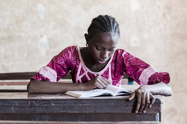 símbolo de leitura de adolescente afro-preto informa reserve educação símbolo - africa child reading african descent - fotografias e filmes do acervo