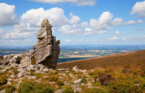 affioramento roccioso sul stiperstones, shropshire, inghilterra - outcrop foto e immagini stock