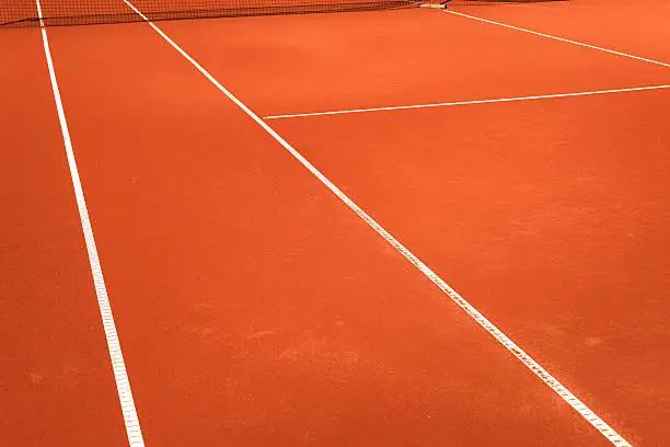 this is a clay tennis court like it is used in Roland Garros torunament in Paris