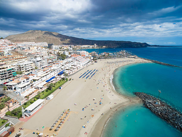 veduta aerea sulla spiaggia di los cristianos, canarino isola di tenerife, spagna - los cristianos foto e immagini stock