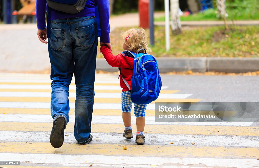 Père avec petite fille marche à l'école ou de garde d'enfants - Photo de Parents libre de droits