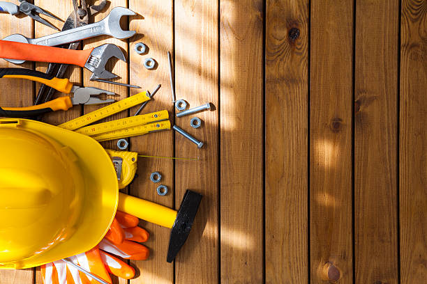 карпентер инструменты на деревянном фоне - nobody hammer home improvement work tool стоковые фото и изображения