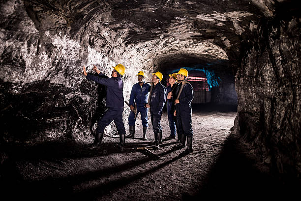 groupe d’hommes travaillant dans une mine - sous terre photos et images de collection