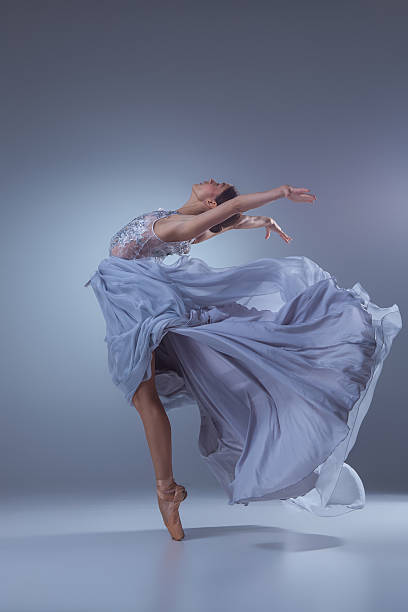 美しいバレリーナがダンスを踊りながらブルーのロングドレス - beautiful glamour motion purple ストックフォトと画像