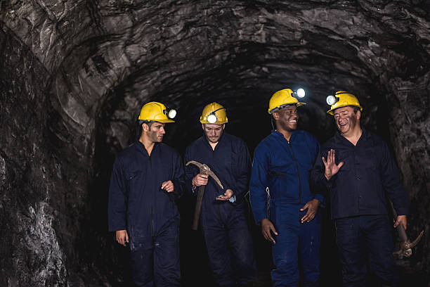 gruppo di minatori in una miniera - picking up safety working men foto e immagini stock