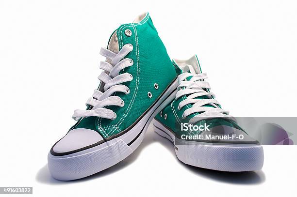 Par De Verde Zapatillas Foto de stock y más banco de imágenes de Calzado - Calzado, Zapatillas de deporte, Zapato de tela