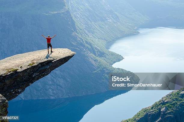 Trolltunga In Norwegen Stockfoto und mehr Bilder von Ganz oben - Ganz oben, Berg, Aussicht genießen