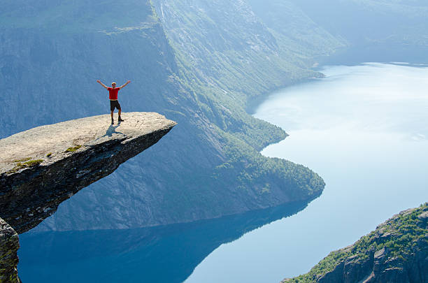 trolltunga w norwegii - scenics cliff landscape canyon zdjęcia i obrazy z banku zdjęć