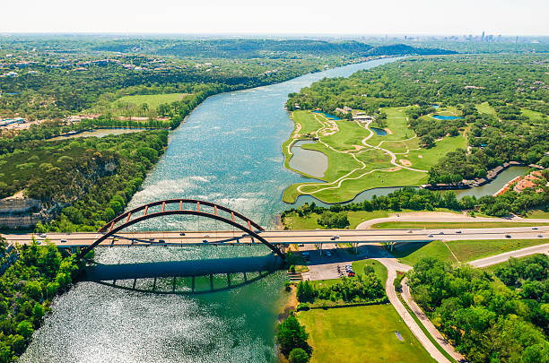 vista aérea pennybacker 360 ponte sobre o rio colorado, austin, texas - arch bridge - fotografias e filmes do acervo