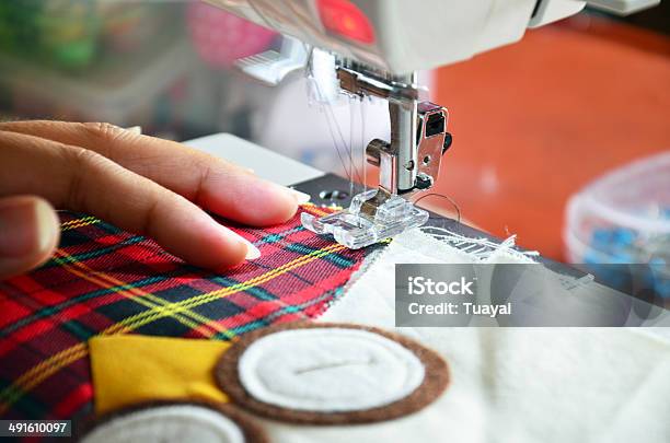 Casa Máquina De Coser Foto de stock y más banco de imágenes de Arte de la costura - Arte de la costura, Arte y artesanía, Artesanía