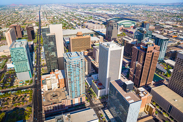 centro da cidade de phoenix, arizona paisagem urbana vista aérea do horizonte - phoenix downtown district skyline city - fotografias e filmes do acervo