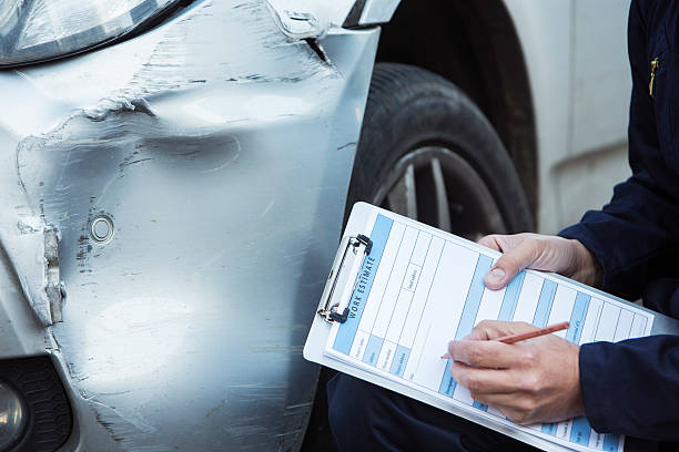 자동 워크숍입니다 정비공 검사하는 카폰에 손상 - dented car crash accident 뉴스 사진 이미지