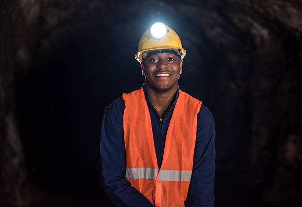 minero afroamericano que trabaja en una mina - mine of salt fotografías e imágenes de stock