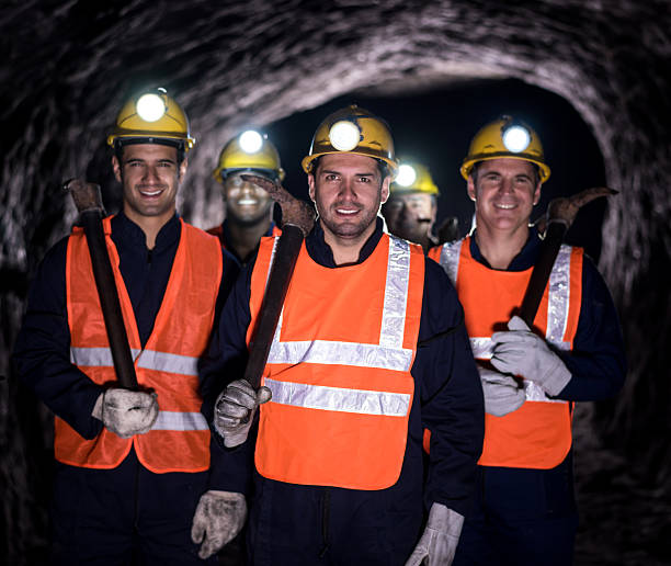 gruppo di minatori che lavorano in una miniera - picking up safety working men foto e immagini stock