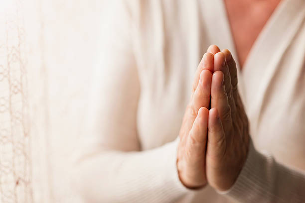 mujer rezar - female meditating human hand christianity fotografías e imágenes de stock