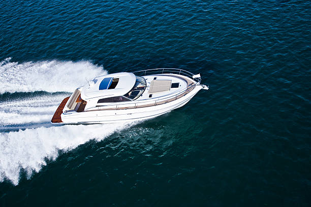 veduta aerea di una magnifica barca a motore - motorboat activity speed nautical vessel foto e immagini stock