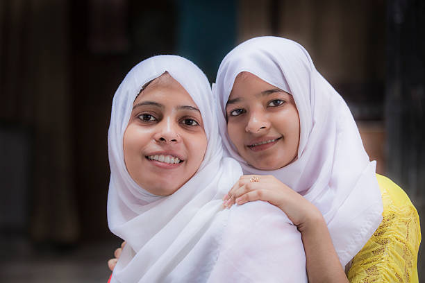 due donne musulmane felice con velo tradizionale - milfeh foto e immagini stock