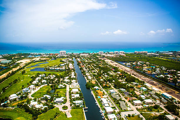 vue aérienne de littoral de l'île de grand cayman, îles caïmans - cayman islands photos et images de collection