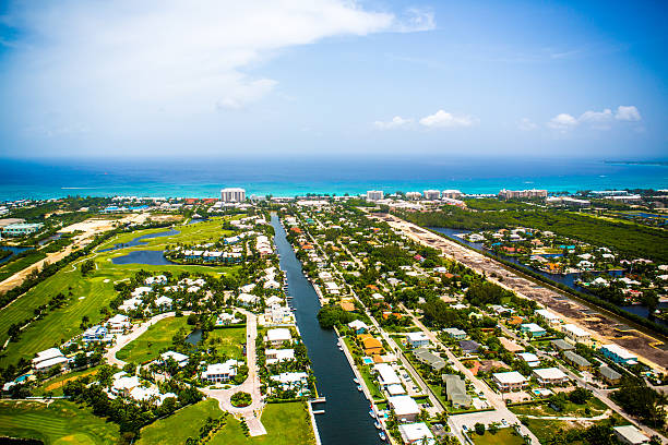 vista aérea da costa da grand cayman, ilhas cayman - cayman islands - fotografias e filmes do acervo