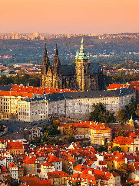 castelo de praga - prague czech republic high angle view aerial view - fotografias e filmes do acervo