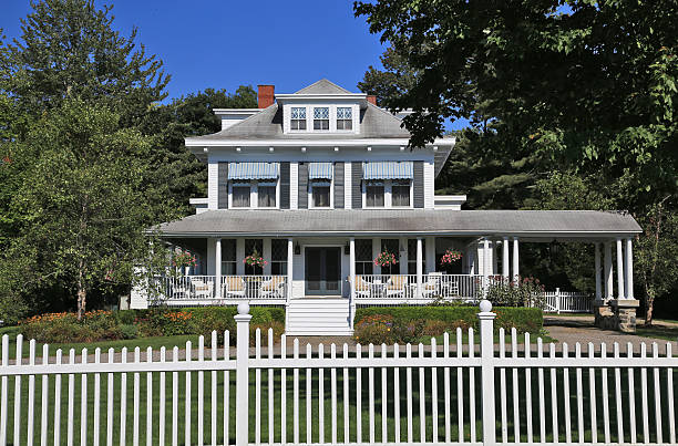 豪華なニューイングランドハウス、ケンバンクポート、メーヌ、アメリカ製。 - driveway colonial style house residential structure ストックフォトと画像