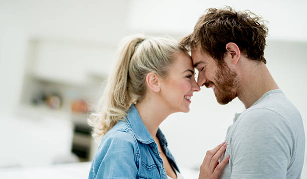 casal carinhoso olhando feliz em casa - rubbing noses - fotografias e filmes do acervo