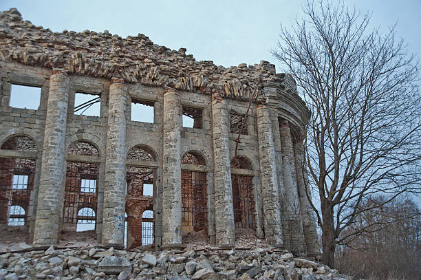 istock Abandoned estate with columned in Russia 491643098