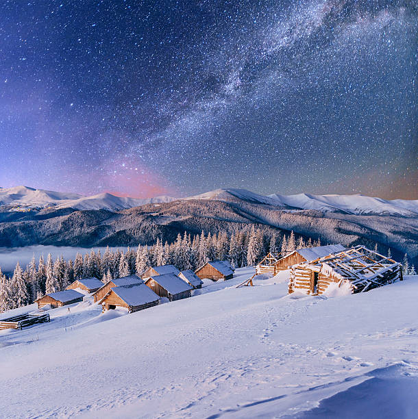 chalets dans les montagnes au soir sous les étoiles - asterism photos et images de collection