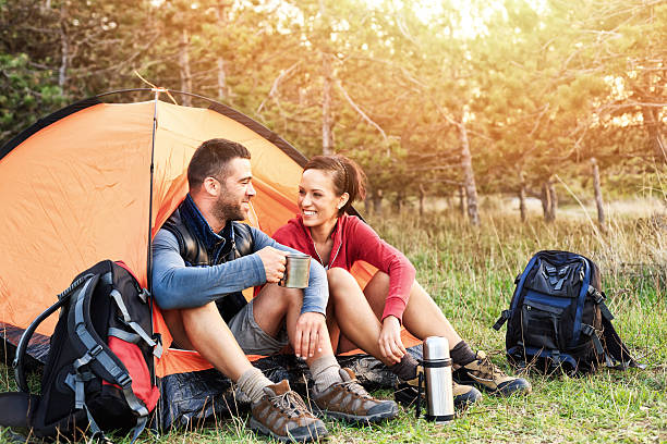 para turystyczne (kempingowe) - camping hiking tent couple zdjęcia i obrazy z banku zdjęć