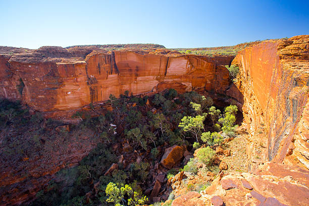 kings canyon, vista para o vale - watarrka national park - fotografias e filmes do acervo