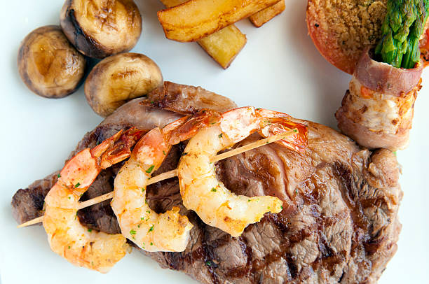 filet de bœuf - surf and turf prepared shrimp seafood steak photos et images de collection