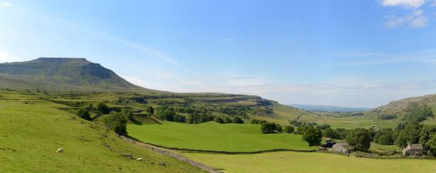 inglebourgh et chapelle le dale - yorkshire dales photos et images de collection