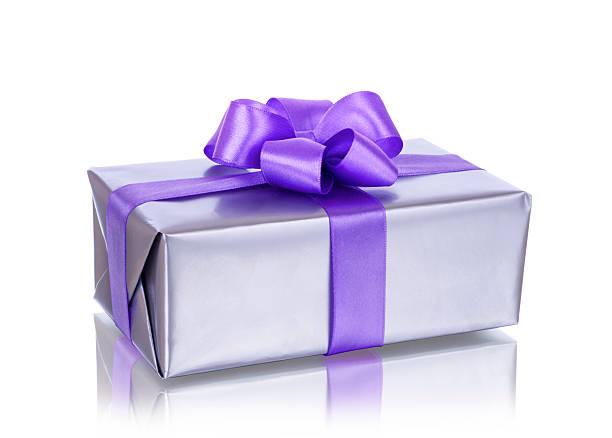 подарочная коробка с фиолетовой лентой - silver paper стоковые фото и изображения
