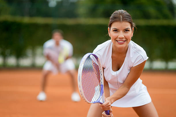 mulher jogar ténis - tennis serving playing women imagens e fotografias de stock