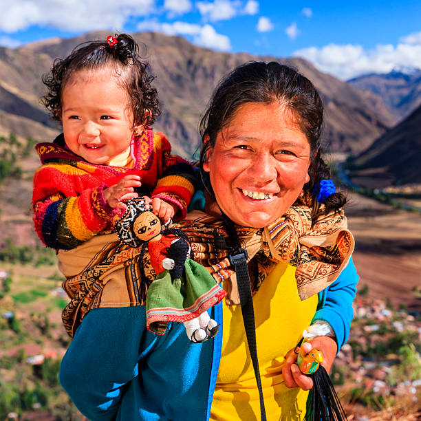 peruwiański kobieta z jej baby na plecach w pobliżu pisac - calca zdjęcia i obrazy z banku zdjęć