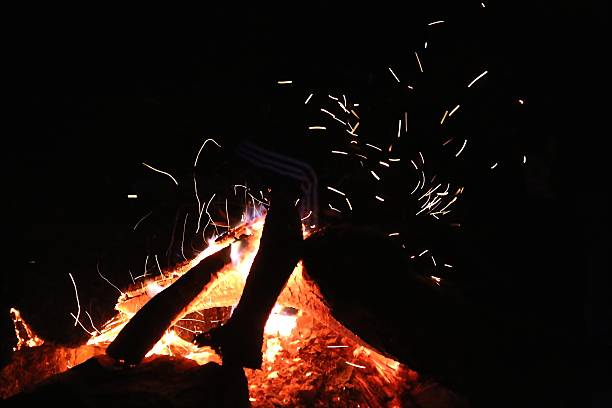 焚き火で、ワイルドなキャンプます。 - sparks ストックフォトと画像