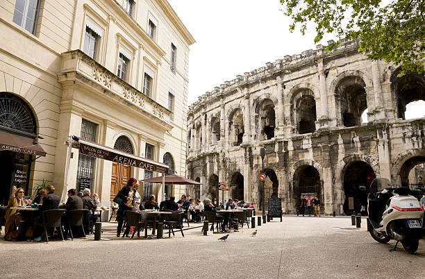 café à proximité de l'arène romaine de nîmes - nimes photos et images de collection