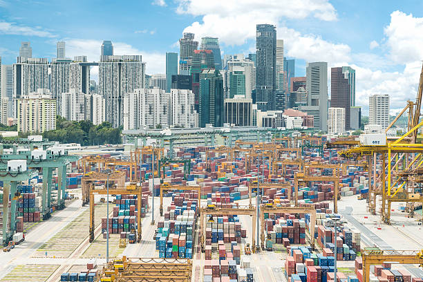 luftbild von singapur container hafen und die stadt - singapore harbour stock-fotos und bilder